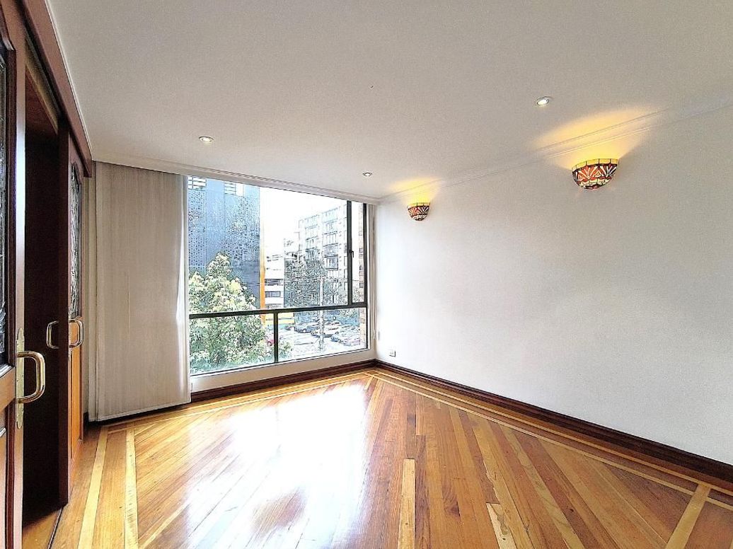 Apartamento de 2 alcobas en venta en Chicó Norte, Bogotá, 150 m² · foto 3 de 14