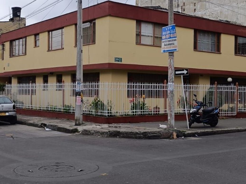 Casa de 8 alcobas en venta en Canódromo, Bogotá, 500 m² · foto 2 de 20