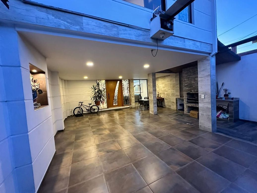 Casa de 4 alcobas en venta en La Esmeralda, Bogotá, 260 m² · foto 2 de 20