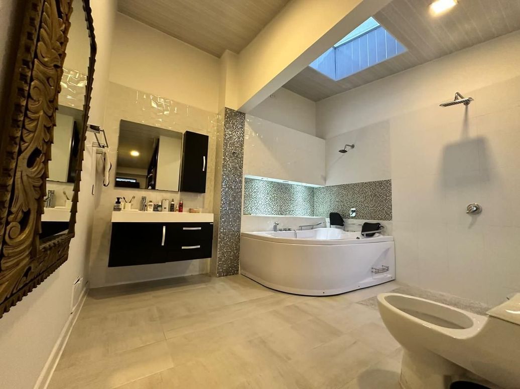 Casa de 4 alcobas en venta en La Esmeralda, Bogotá, 260 m² · foto 3 de 20