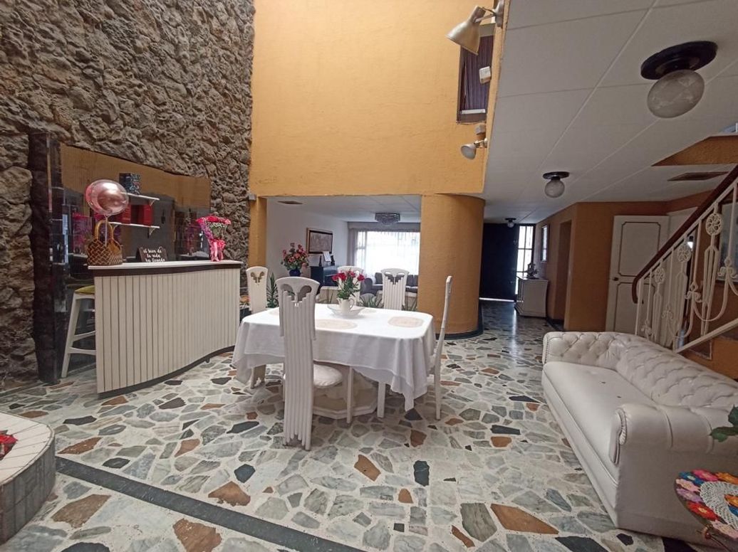 Casa de 4 alcobas en venta en Los Cedritos, Bogotá, 420 m² · foto 6 de 10