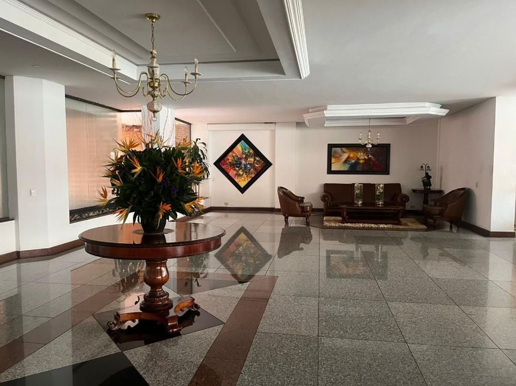 Apartamento de 4 alcobas en venta en Santa Bibiana, Bogotá, 301 m² · foto 2 de 14