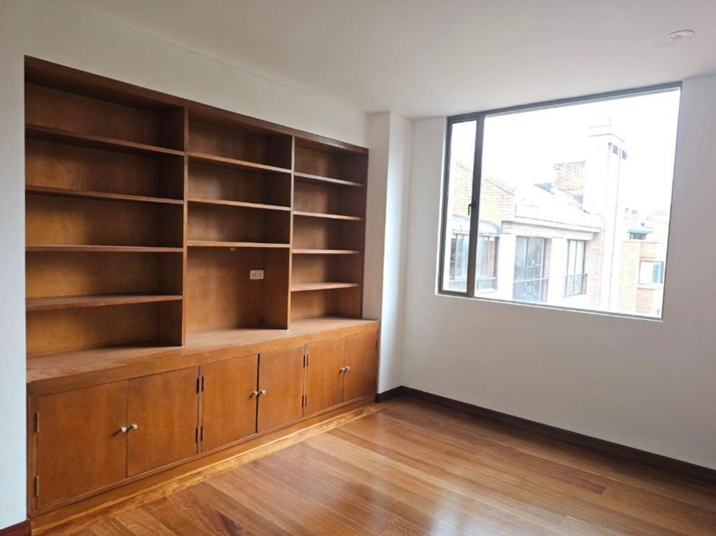 Apartamento de 3 alcobas en venta en Santa Barbara Occidental, Bogotá, 185 m² · foto 3 de 11