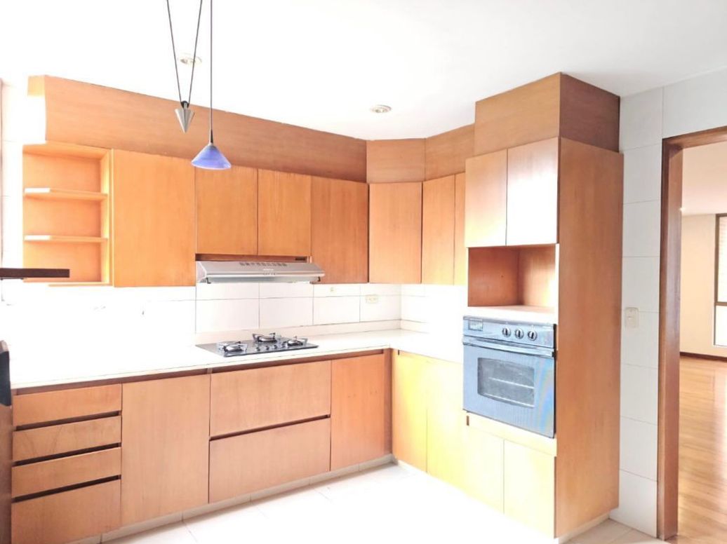 Apartamento de 3 alcobas en venta en Santa Barbara Occidental, Bogotá, 185 m² · foto 5 de 11