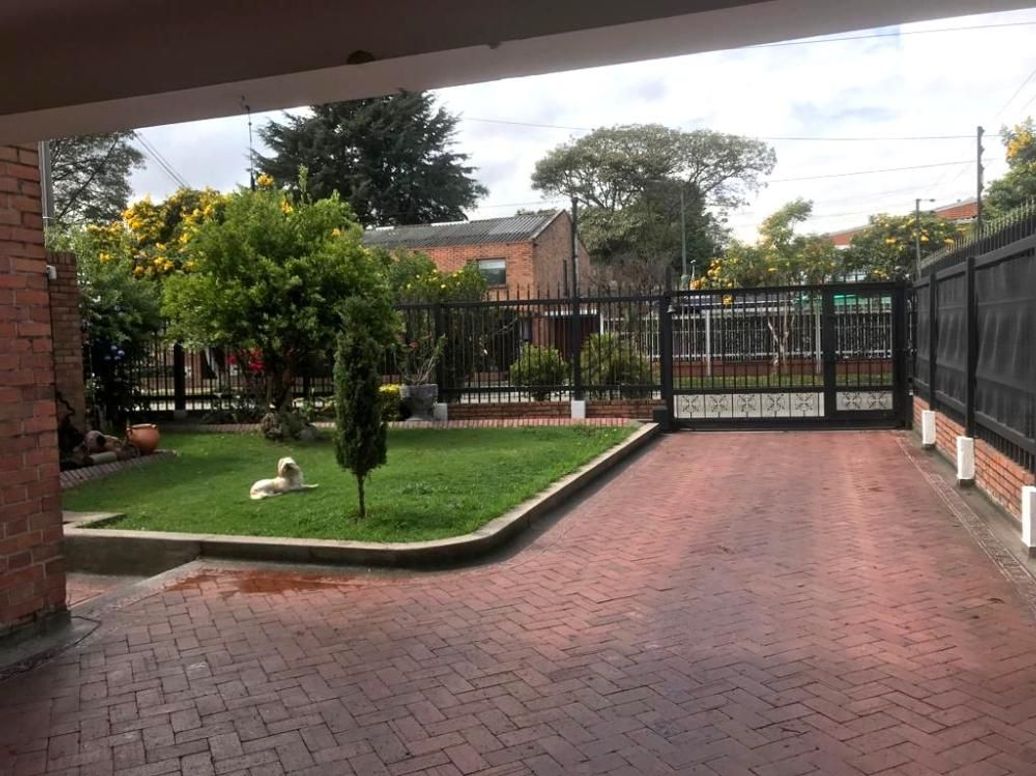 Casa de 5 alcobas en venta en Niza Norte, Bogotá, 380 m² · foto 2 de 20