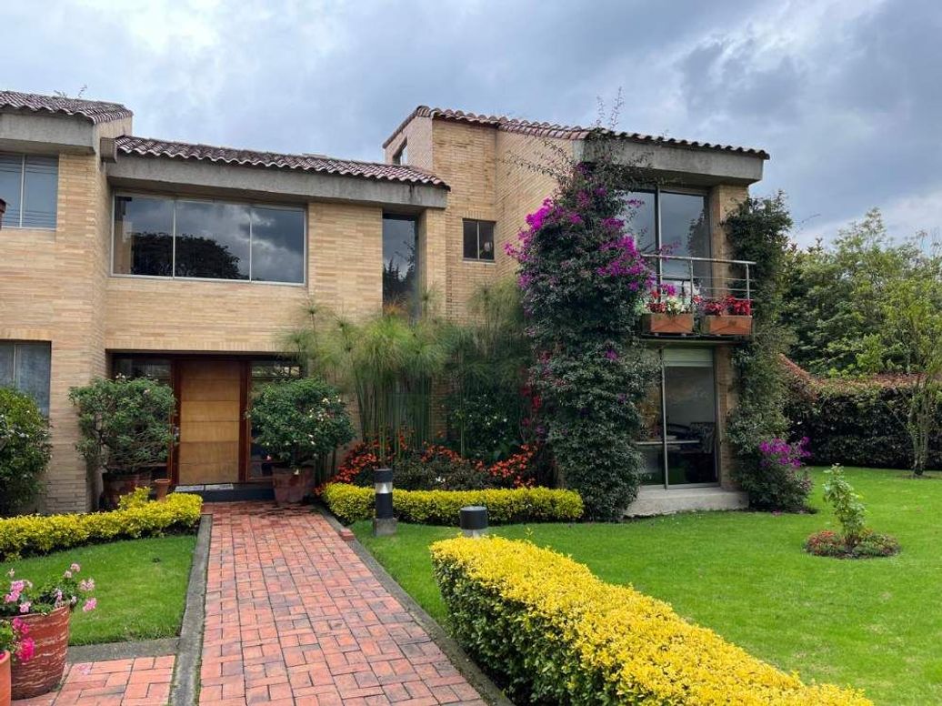 Casa de 3 alcobas en venta en Casa Blanca, Bogotá, 274 m² · foto 2 de 13