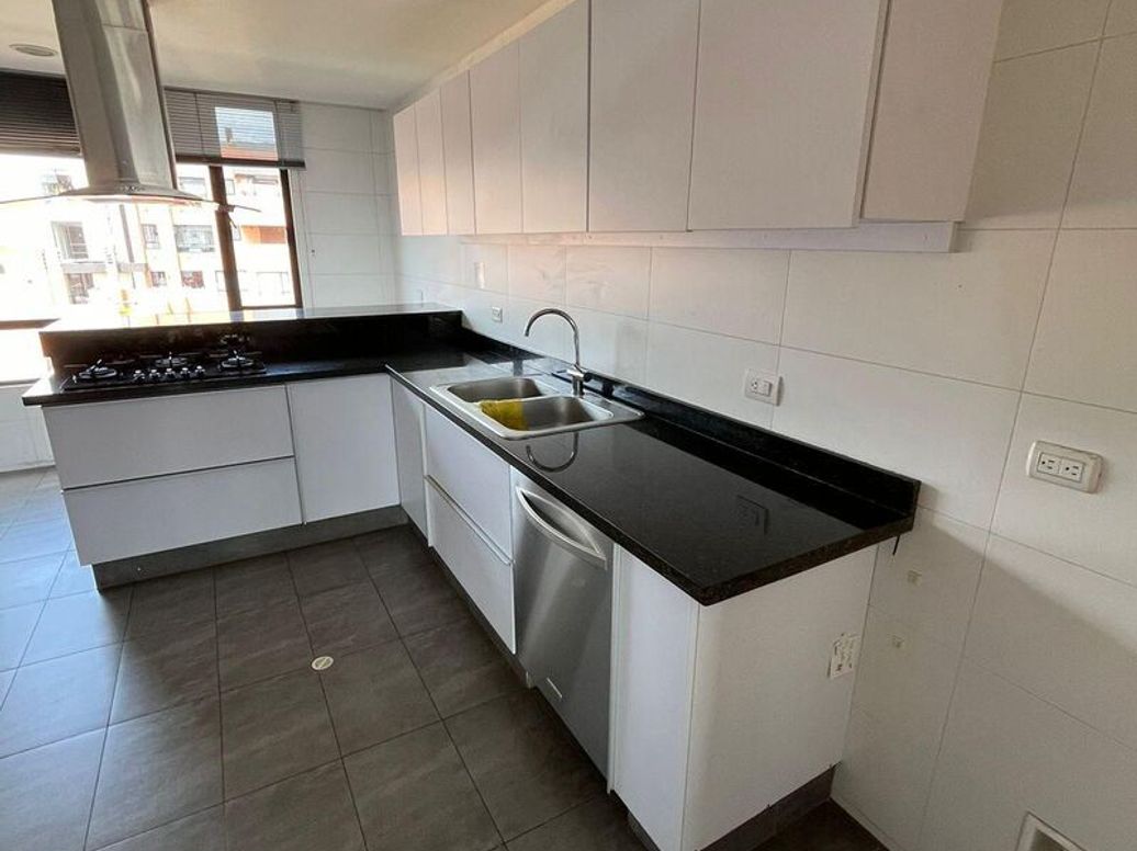 Apartamento de 4 alcobas en venta en Prados De La Calleja, Bogotá, 254 m² · foto 19 de 20