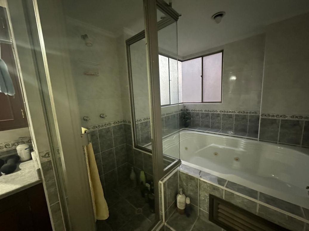Apartamento de 4 alcobas en venta en Cr. Punta Del Este, Bogotá, 242 m² · foto 10 de 13