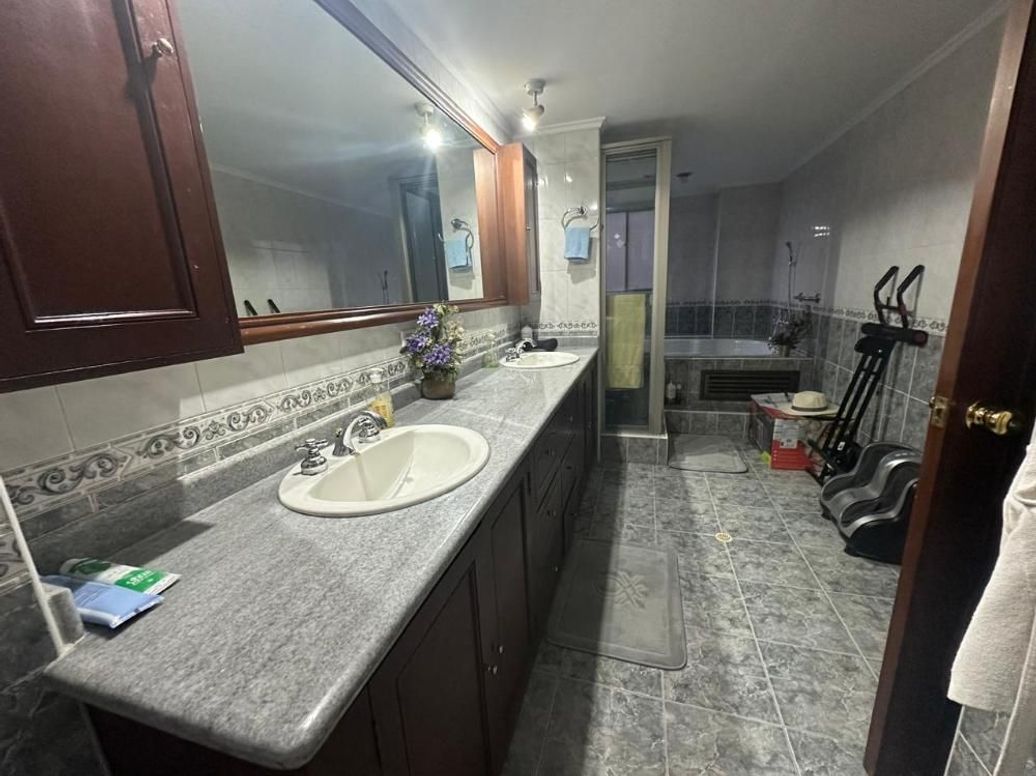 Apartamento de 4 alcobas en venta en Cr. Punta Del Este, Bogotá, 242 m² · foto 9 de 13