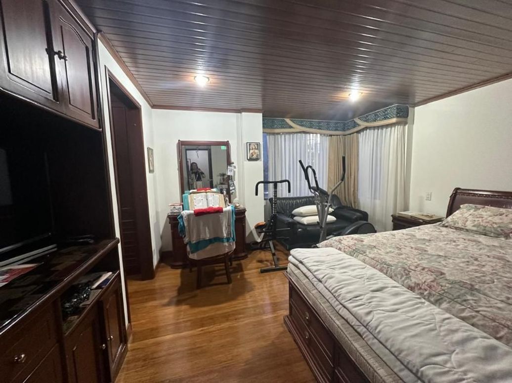 Apartamento de 4 alcobas en venta en Cr. Punta Del Este, Bogotá, 242 m² · foto 8 de 13