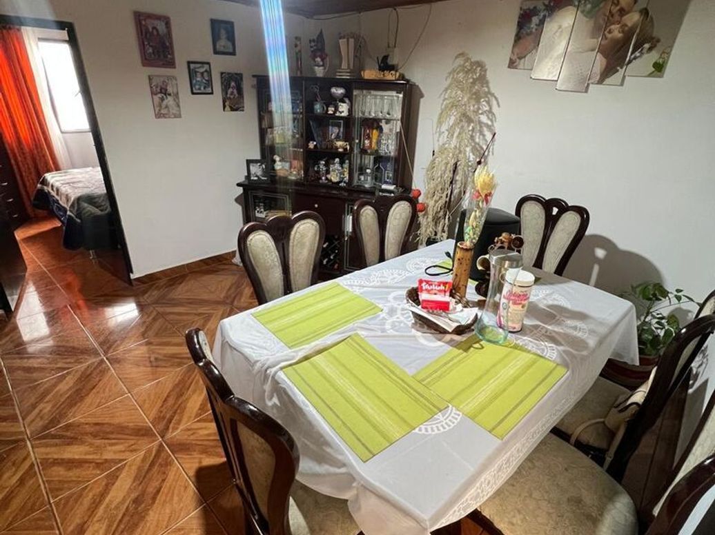 Casa de 6 alcobas en venta en Villa Gloria, Bogotá, 220 m² · foto 12 de 16