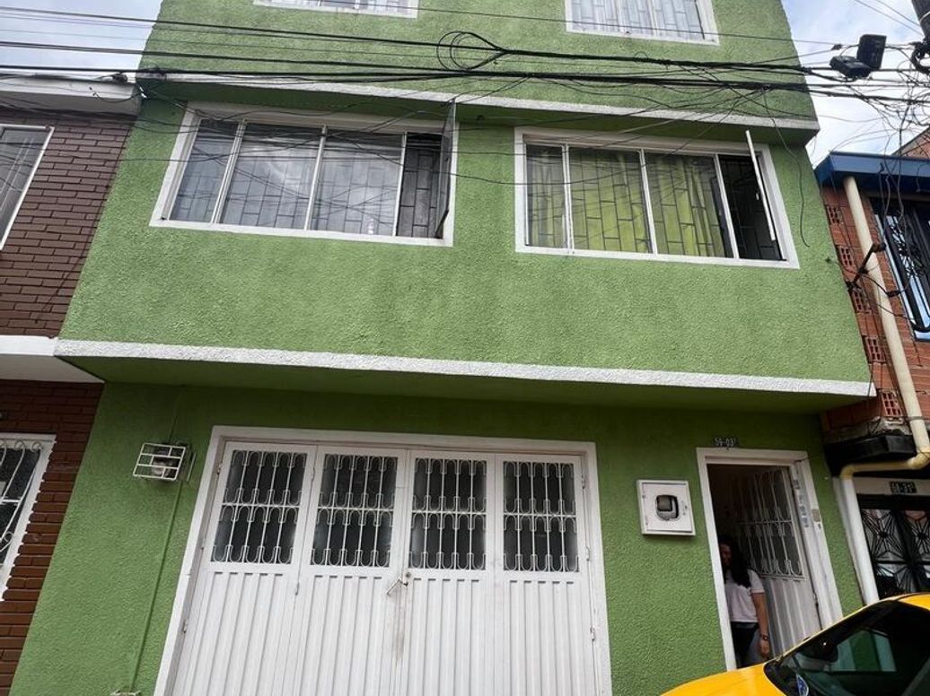Casa de 6 alcobas en venta en Villa Gloria, Bogotá, 220 m² · foto 2 de 16