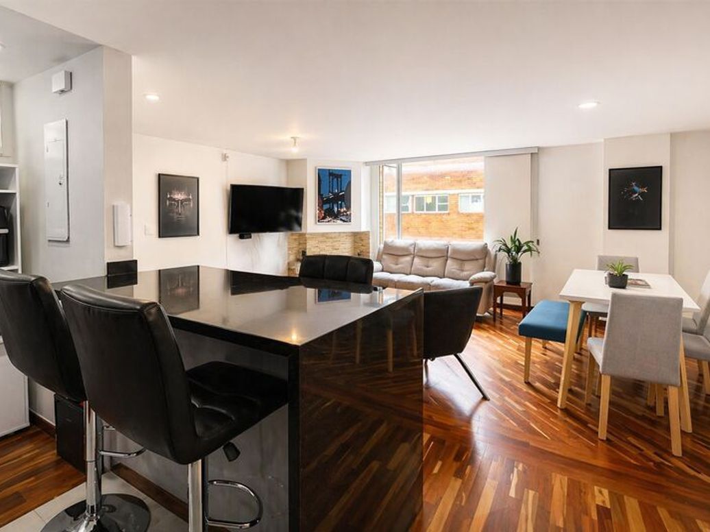 Apartamento de 3 alcobas en venta en Santa Barbara Central, Bogotá, 102 m² · foto 2 de 8