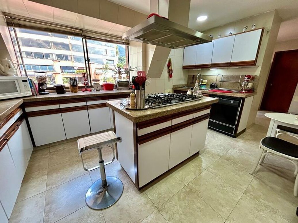 Apartamento de 4 alcobas en venta en El Refugio, Bogotá, 288 m² · foto 13 de 20