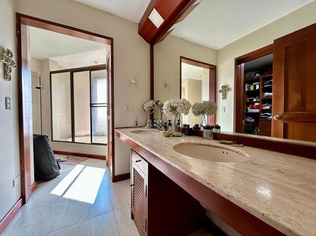 Apartamento de 4 alcobas en venta en El Refugio, Bogotá, 288 m² · foto 20 de 20