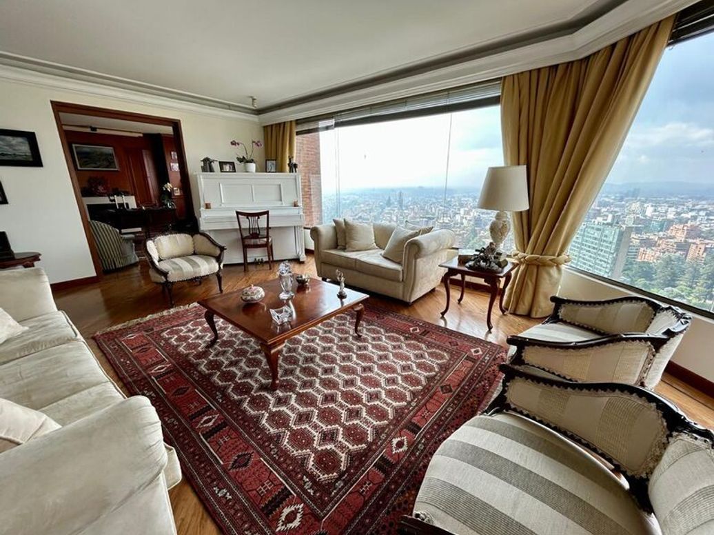 Apartamento de 4 alcobas en venta en El Refugio, Bogotá, 288 m² · foto 2 de 20