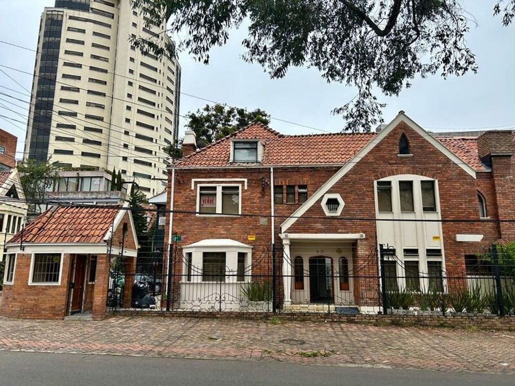 Casa de 6 alcobas en venta en Quinta Camacho, Bogotá, 402 m² · foto 3 de 20
