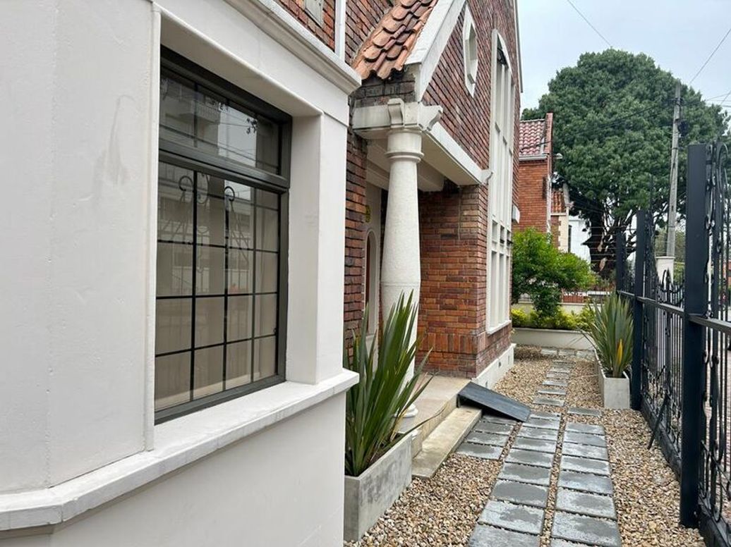 Casa de 6 alcobas en venta en Quinta Camacho, Bogotá, 402 m² · foto 2 de 20