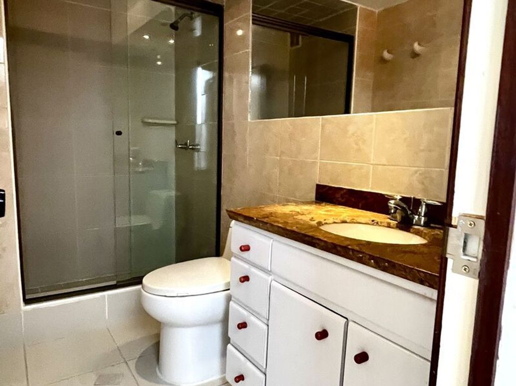 Apartamento de 3 alcobas en venta en Santa Barbara Central, Bogotá, 157 m² · foto 16 de 18