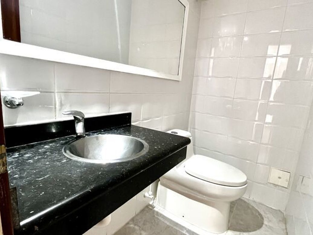 Apartamento de 3 alcobas en venta en Santa Barbara Central, Bogotá, 157 m² · foto 17 de 18