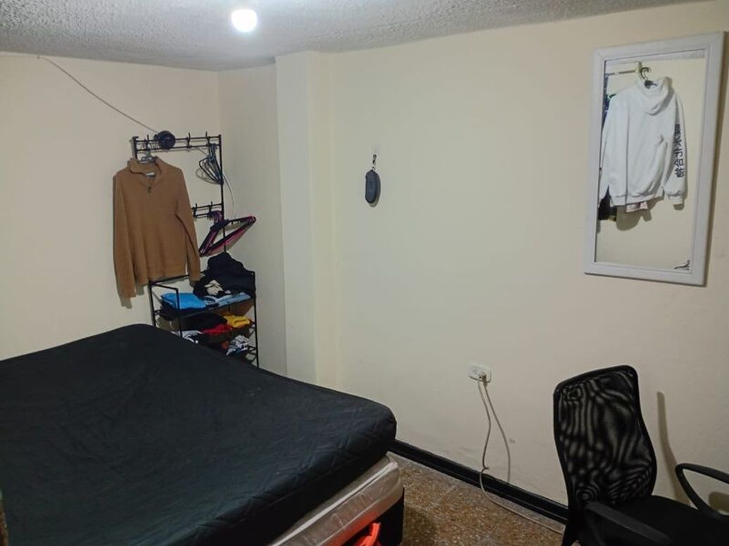 Casa de 8 alcobas en venta en Escocia, Bogotá, 264 m² · foto 3 de 9