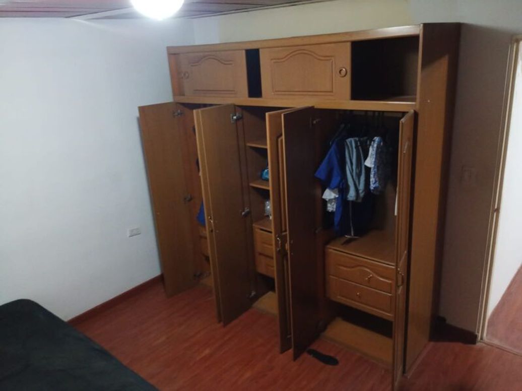 Casa de 8 alcobas en venta en Escocia, Bogotá, 264 m² · foto 5 de 9