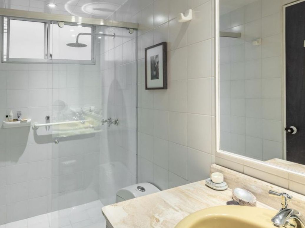 Apartamento de 2 alcobas en venta en Los Rosales, Bogotá, 116 m² · foto 18 de 19