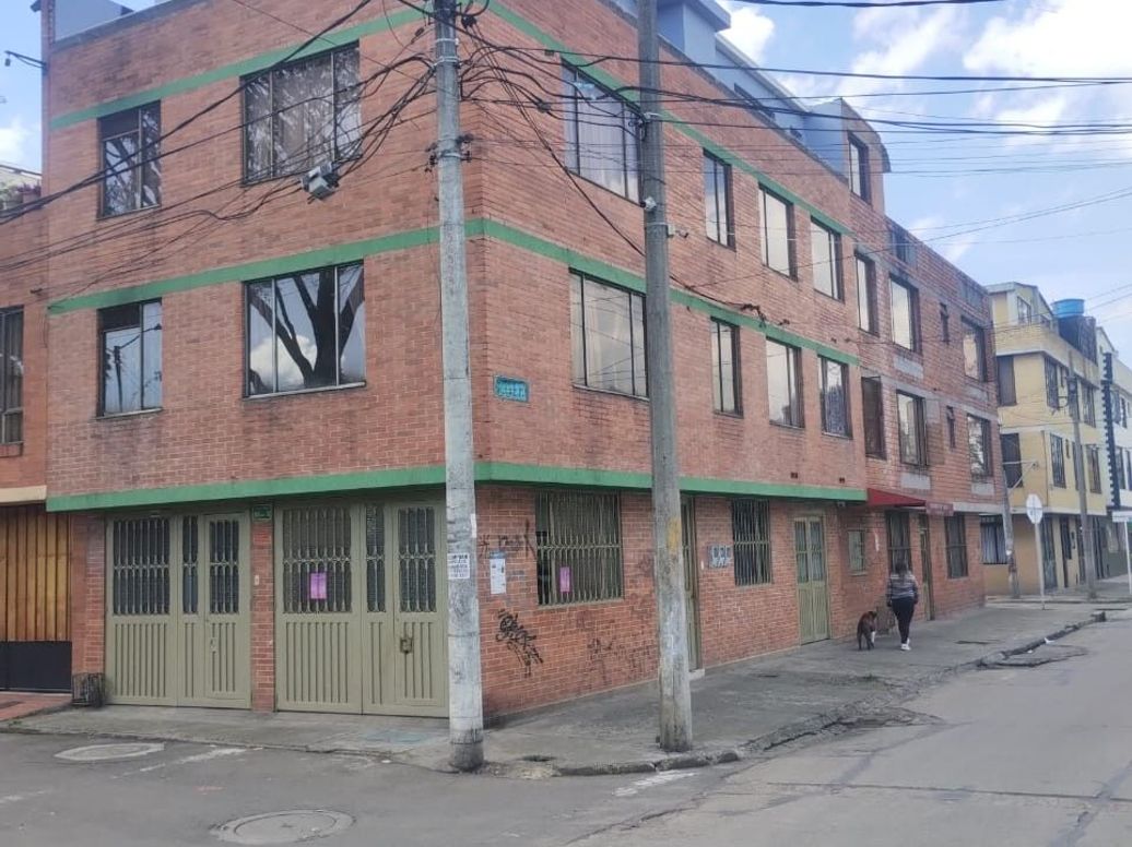 Casa de 6 alcobas en venta en Ferrocaja, Bogotá, 300 m² · foto 3 de 3
