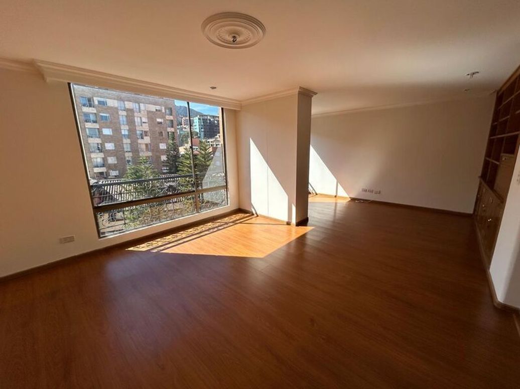 Apartamento de 5 alcobas en venta en Bella Suiza, Bogotá, 213 m² · foto 2 de 20
