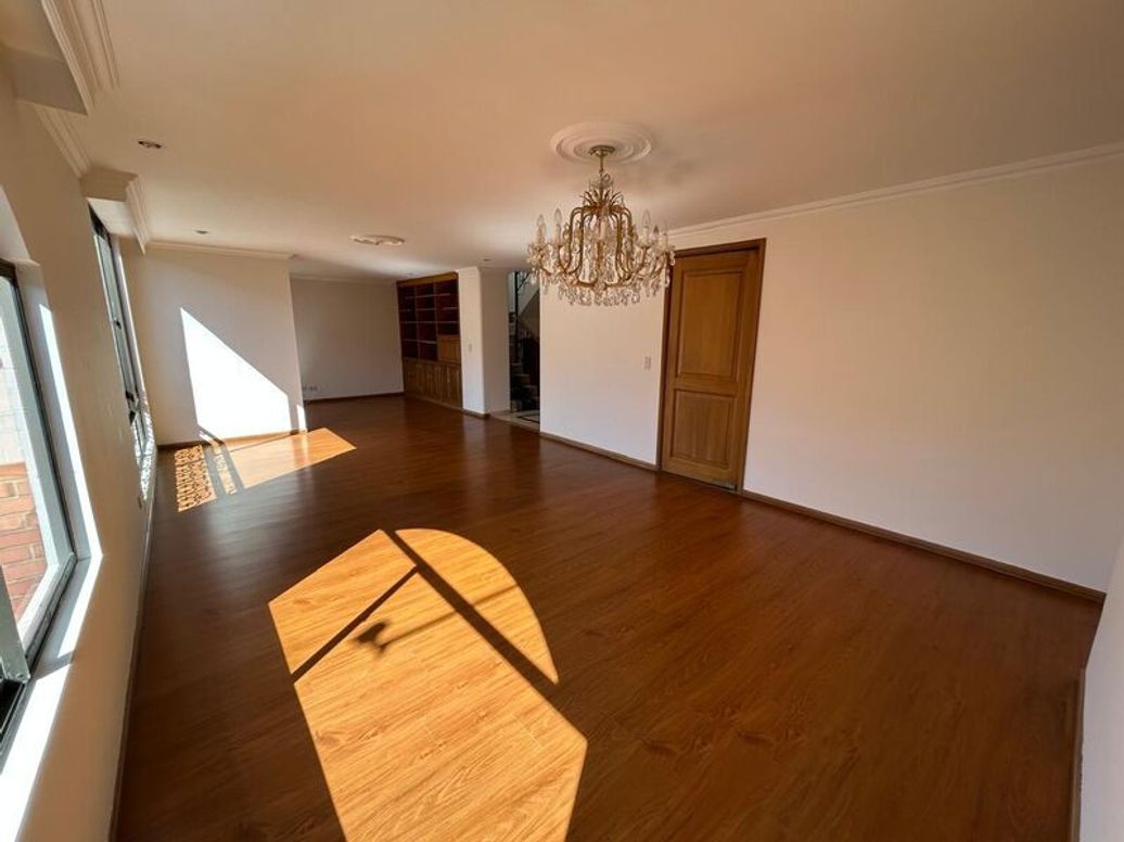 Apartamento de 5 alcobas en venta en Bella Suiza, Bogotá, 213 m² · foto 4 de 20