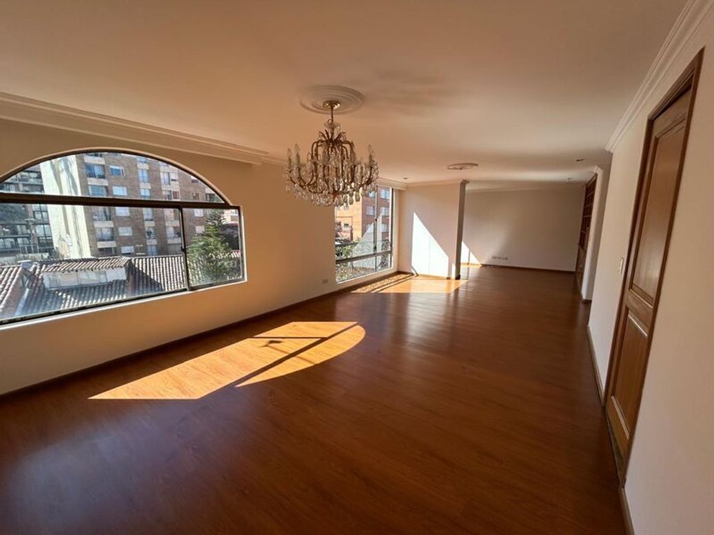 Apartamento de 5 alcobas en venta en Bella Suiza, Bogotá, 213 m² · foto 3 de 20