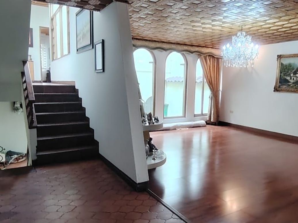 Casa de 5 alcobas en venta en Santa Barbara Central, Bogotá, 324 m² · foto 6 de 11