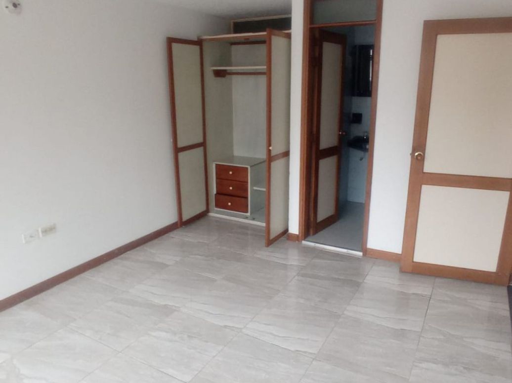 Casa de 6 alcobas en venta en La Isabela, Bogotá, 332 m² · foto 3 de 20