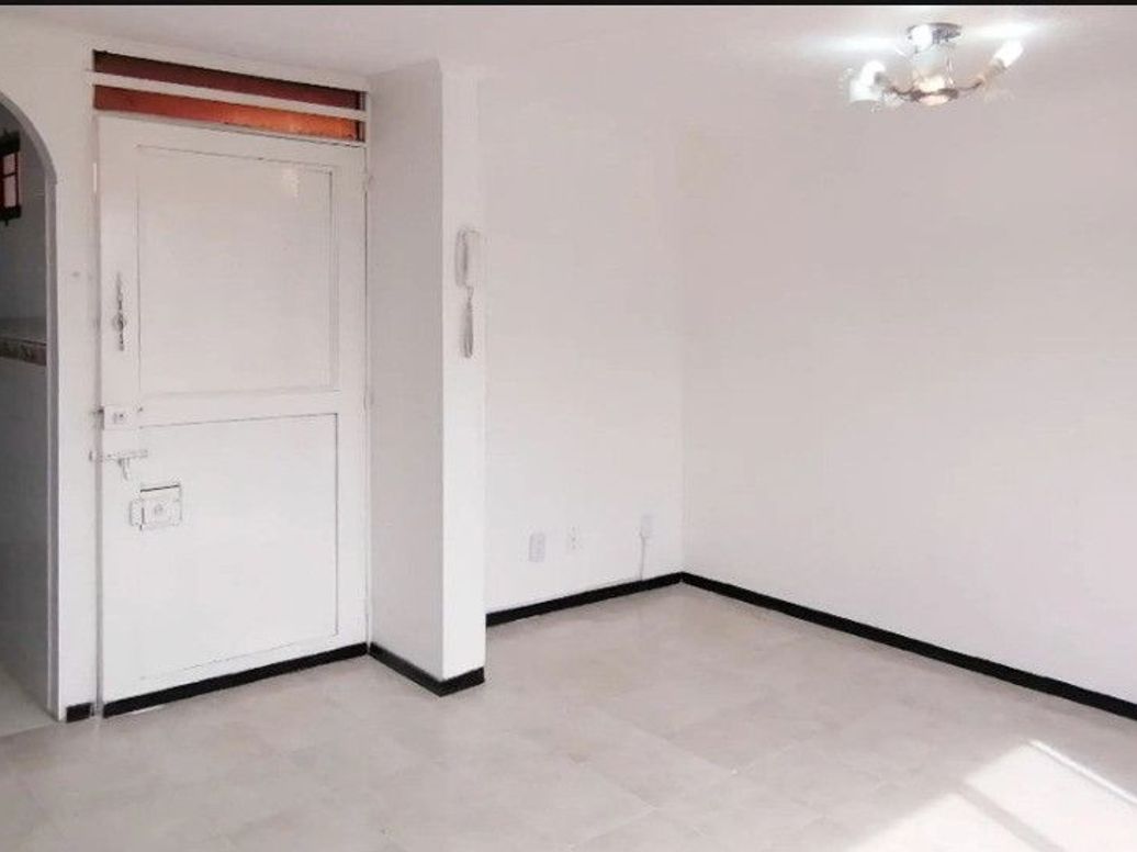 Apartamento de 3 alcobas en venta en Batallón Caldas, Bogotá · foto 2 de 14