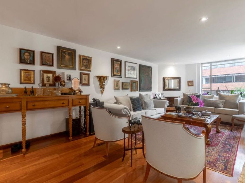 Apartamento de 2 alcobas en venta en La Cabrera, Bogotá, 131 m² · foto 2 de 15