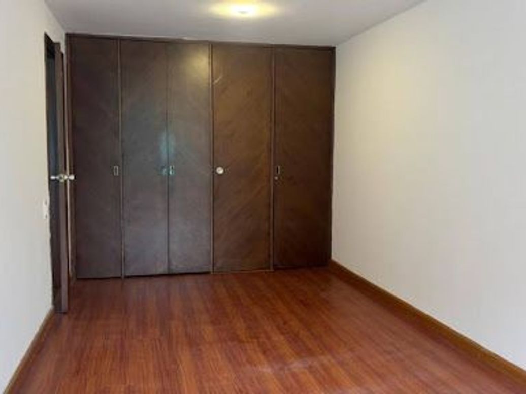 Apartamento de 1 alcoba en venta en Los Rosales, Bogotá, 57 m² · foto 2 de 18