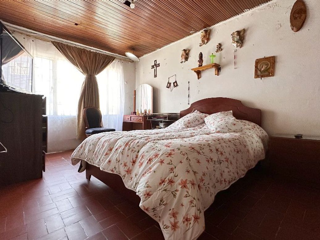 Casa de 8 alcobas en venta en Ciudad Jardín Norte, Bogotá, 211 m² · foto 5 de 8
