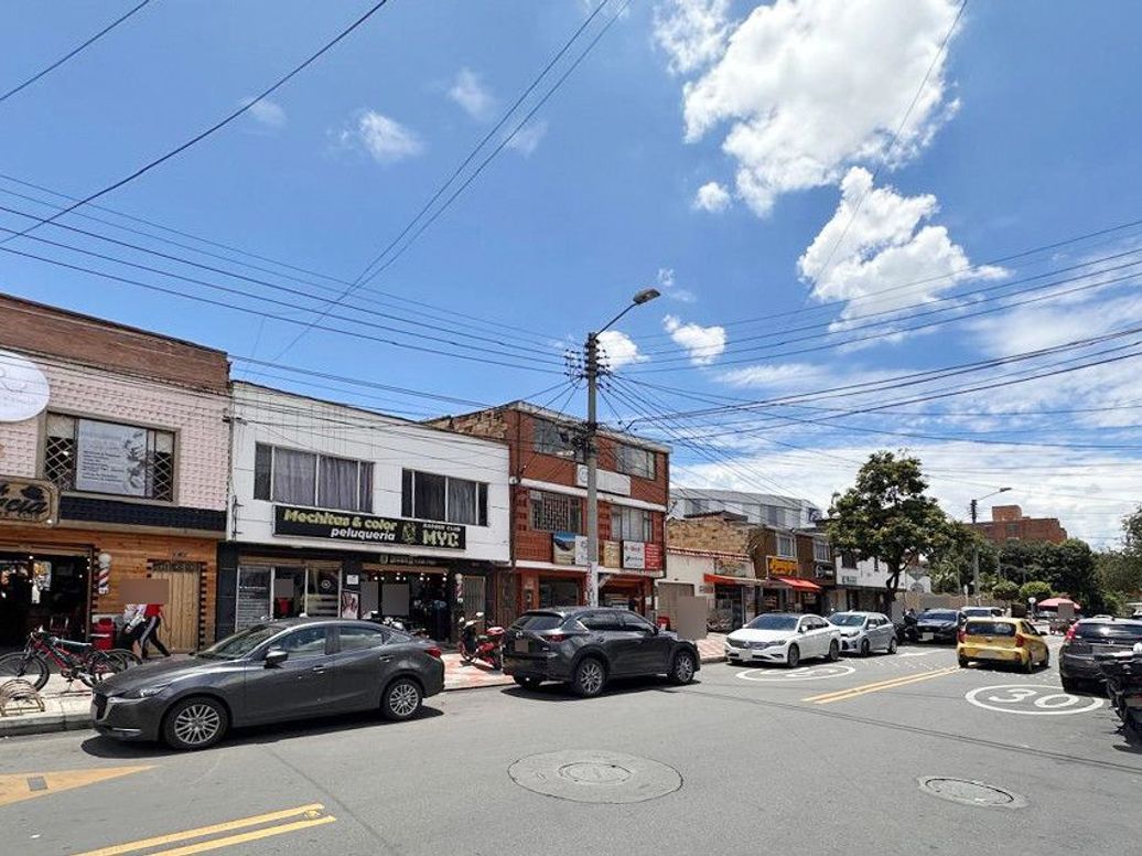 Casa de 8 alcobas en venta en Ciudad Jardín Norte, Bogotá, 211 m² · foto 2 de 8