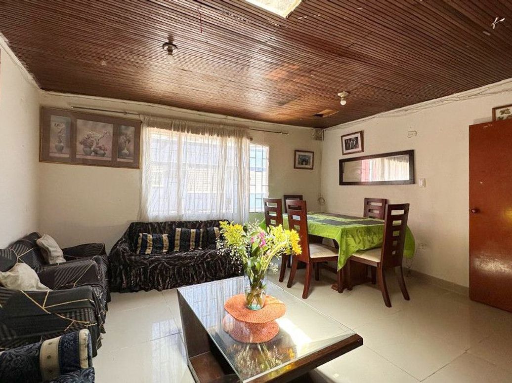 Casa de 8 alcobas en venta en Ciudad Jardín Norte, Bogotá, 211 m² · foto 3 de 8