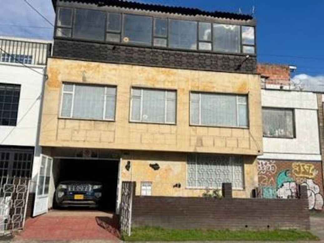 Casa de 7 alcobas en venta en Alcázares Norte, Bogotá, 227 m² · foto 2 de 20
