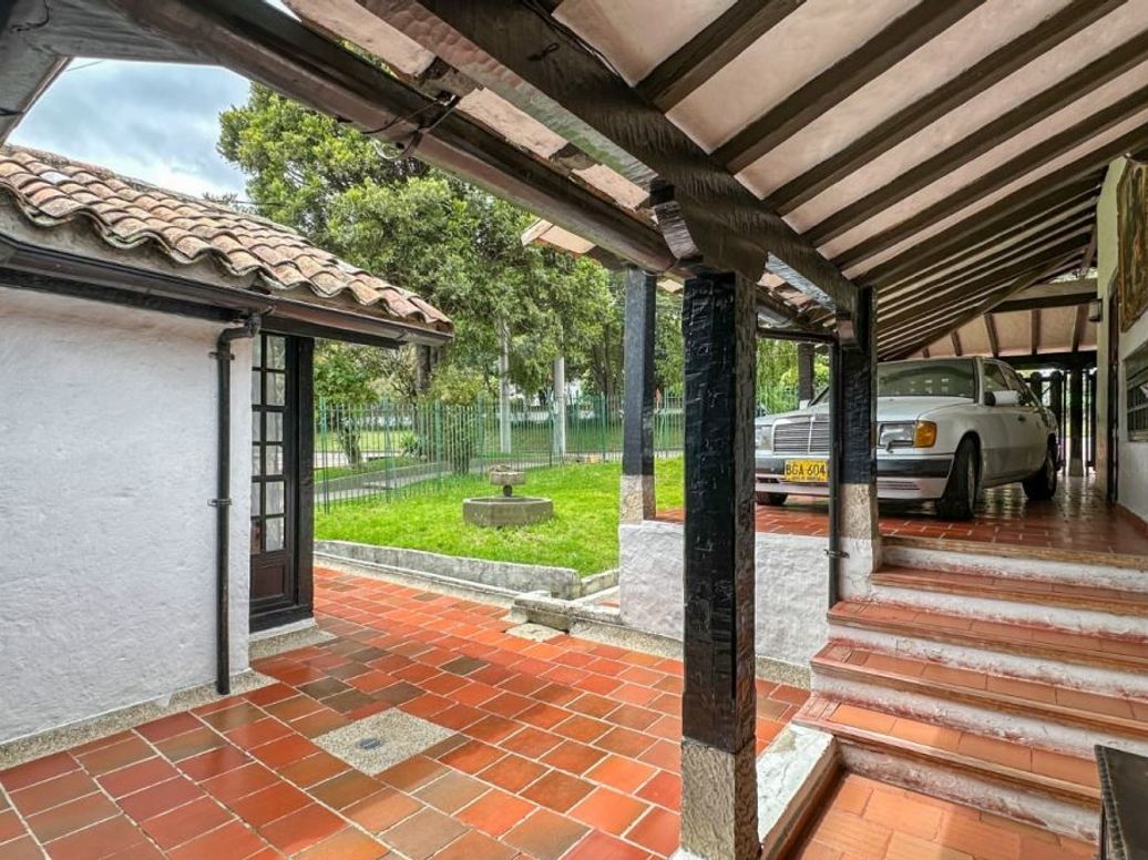 Casa de 6 alcobas en venta en Niza, Bogotá, 476 m² · foto 3 de 20