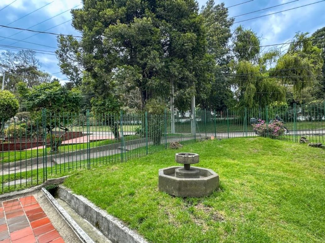 Casa de 6 alcobas en venta en Niza, Bogotá, 476 m² · foto 2 de 20