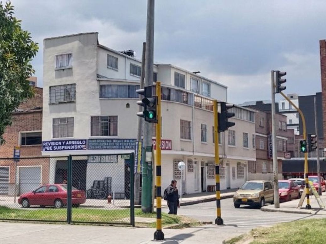 Casa de 8 alcobas en venta en Restrepo Occidental, Bogotá, 528 m² · foto 3 de 5