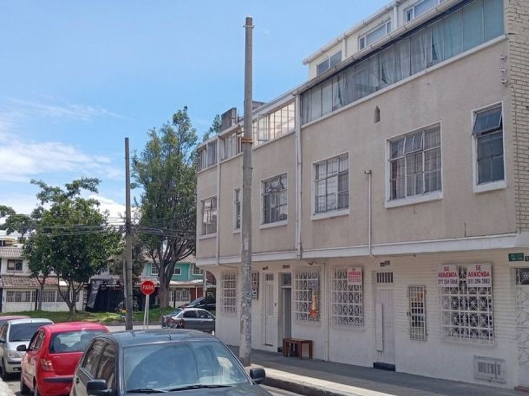 Casa de 8 alcobas en venta en Restrepo Occidental, Bogotá, 528 m² · foto 2 de 5