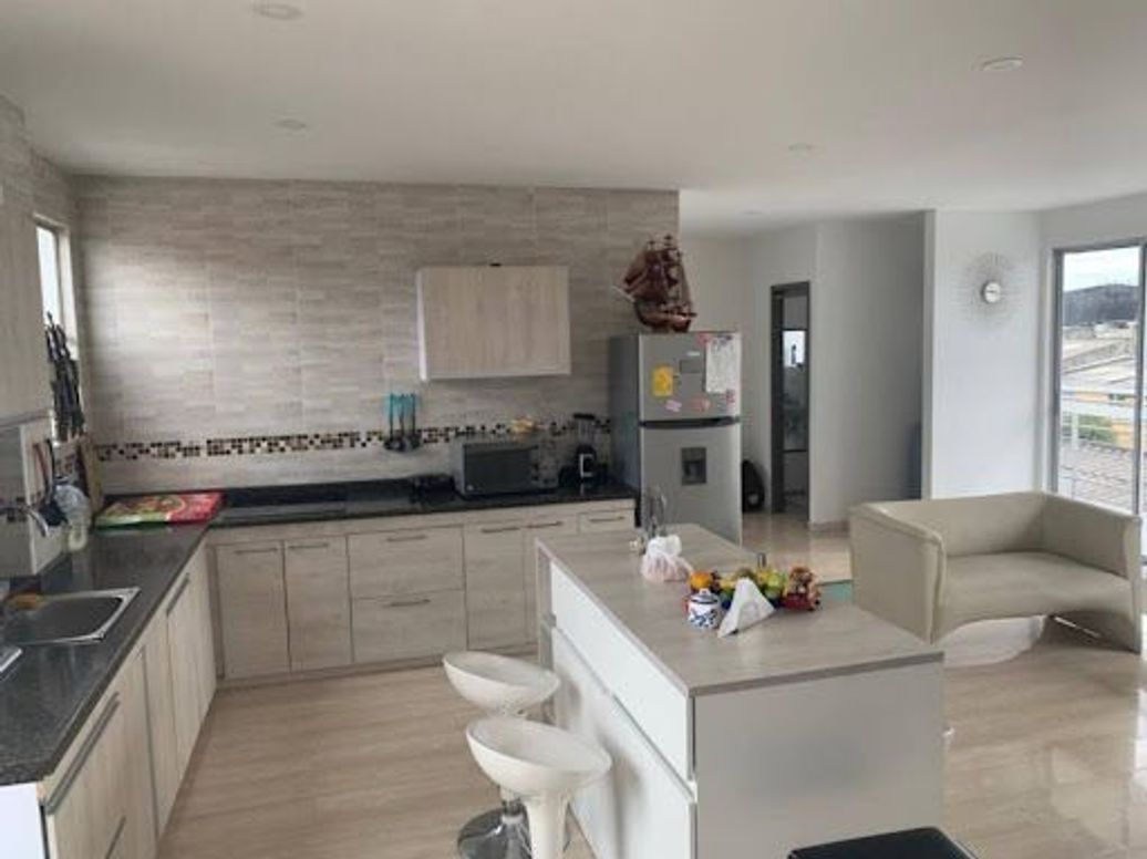 Casa de 8 alcobas en venta en Normandía, Bogotá, 360 m² · foto 10 de 18