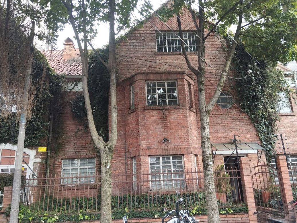 Casa de 7 alcobas en venta en Quinta Camacho, Bogotá, 252 m² · foto 2 de 17
