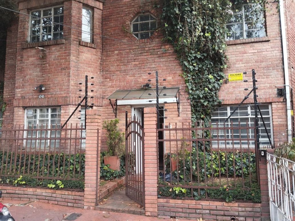 Casa de 7 alcobas en venta en Quinta Camacho, Bogotá, 252 m² · foto 3 de 17