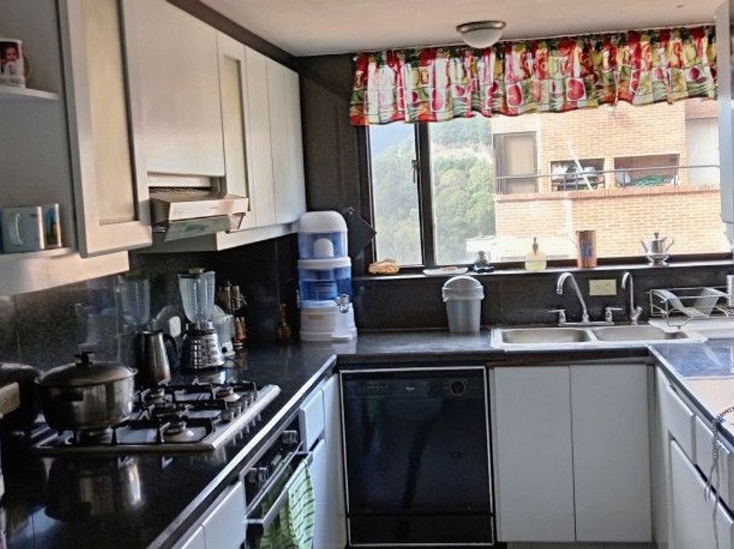 Apartamento de 3 alcobas en venta en El Refugio, Bogotá, 208 m² · foto 4 de 19