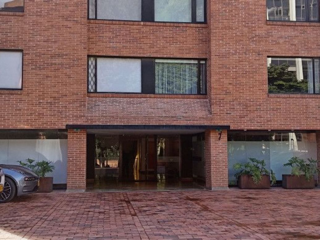 Apartamento de 3 alcobas en venta en El Refugio, Bogotá, 208 m² · foto 17 de 19
