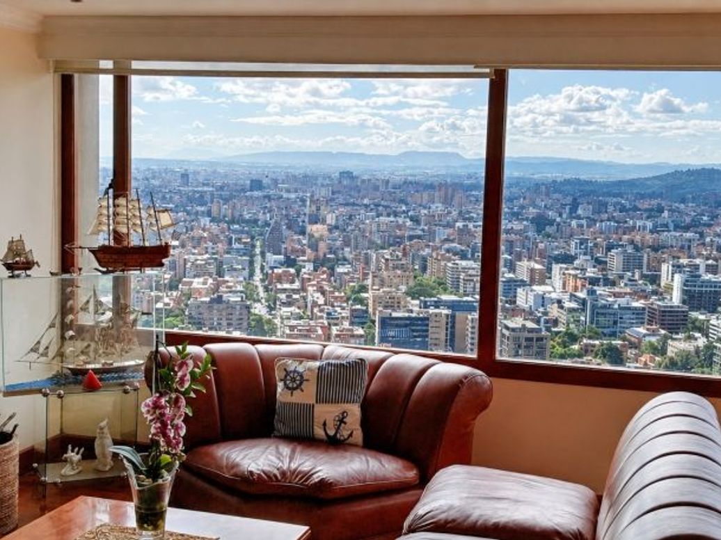 Apartamento de 3 alcobas en venta en El Refugio, Bogotá, 208 m² · foto 2 de 19